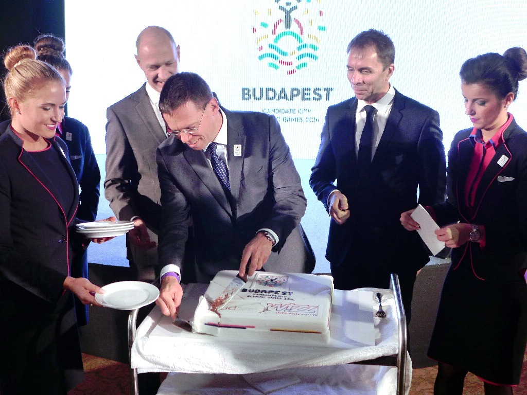 Torta felvágása a tervezett budapesti olimpia jegyében