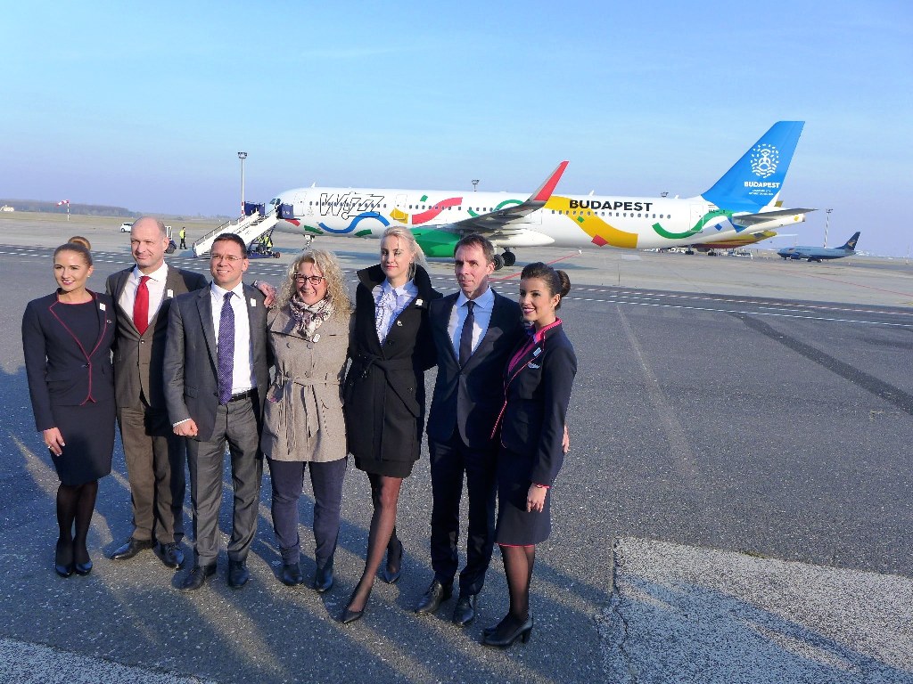 A Wizz Air olimpiai festesű gépe Ferihegyen