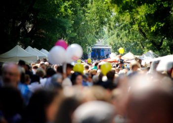 Újságírók dedikálnak a Pozsonyi Pikniken