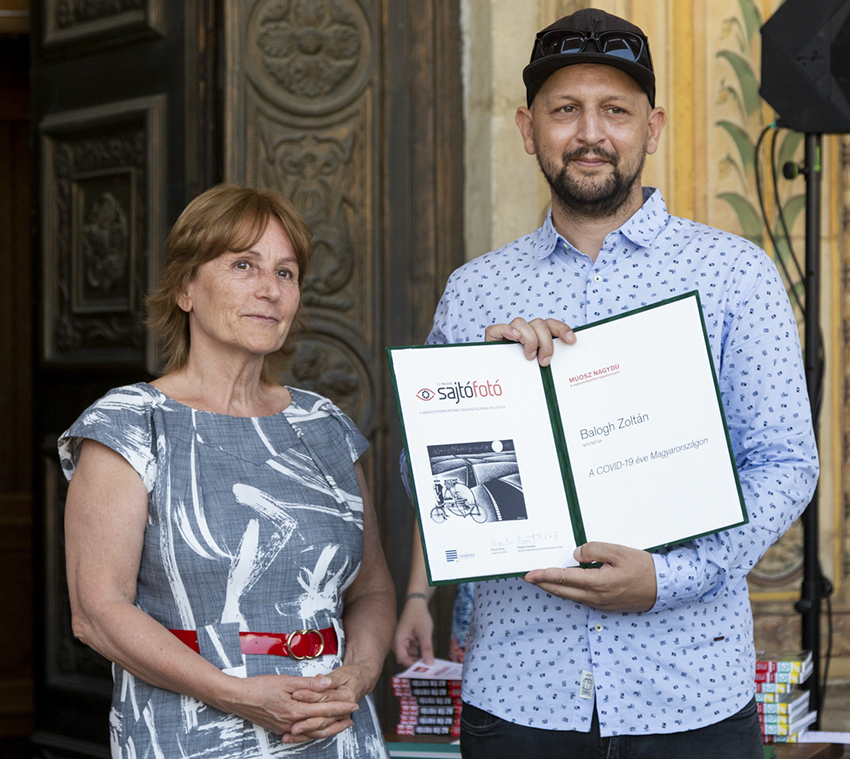 A MÚOSZ Nagydíját Kocsi Ilona, a MÚOSZ elnöke adta át Balogh Zoltánnak, az MTI/MTVA fotóriporterének