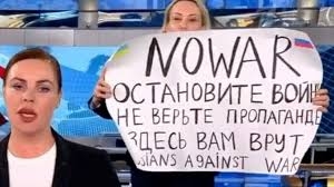 Díjat kapott az Európa Tanácstól az orosz tévé élő adásába háborúellenes felirattal berohanó újságíró