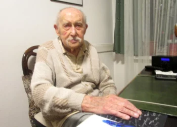 A dolgozószobában a számítógép mellett. Fotó: Fábry János