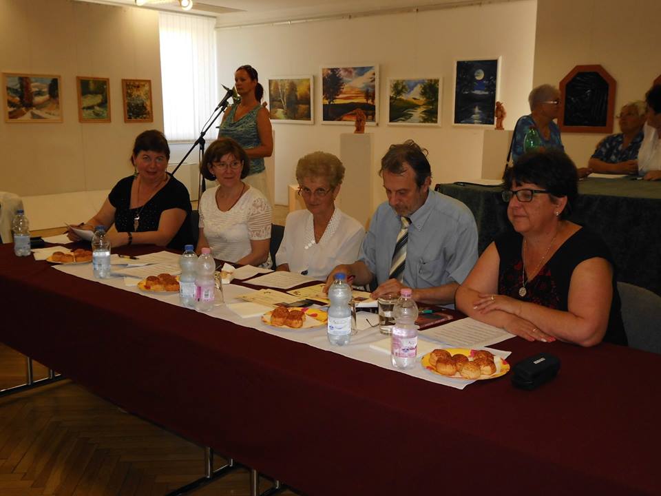A zsűri jobbról balra: Bábics Valéria, Horváth Tibor, dr. Stolár Magdolna, Csehné Huszics Márta és Garamvölgyi Annamária