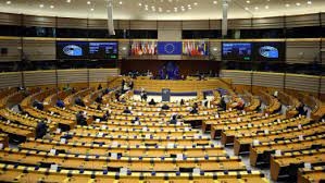 Jobb munkát végeznek az újságírók, mint mi, politikusok