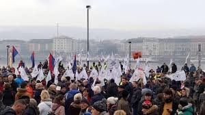 Pert nyertek a tüntetők a TV2 ellen
