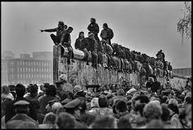 Aki ledöntötte a berlini falat