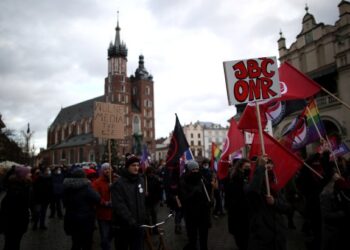 Lengyelországi tüntetések a független médiáért