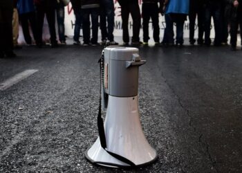 A kormánypárti Megafon behúzta a kéziféket