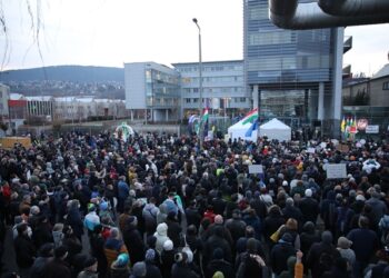 Ellenzéki tüntetés az MTVA székházánal