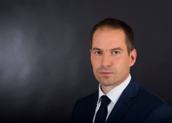 Közösségi média, áltudományos teóriák, populizmus