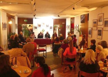 Egy kiállítás megnyitó görbe tükre