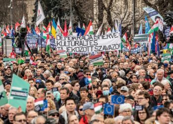 Egy független újságíró nem az ellenzékbe, hanem a demokráciába veti a hitét