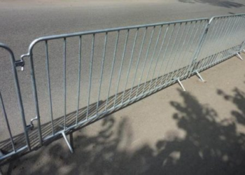 Jogellenesen akadályozta meg a rendőrség, hogy a Telex Orbánt kérdezhesse a Karmelitánál