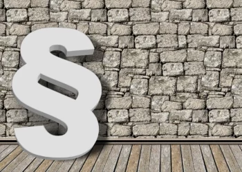 Módosítaná a Fidesz a Btk.-t, hogy rágalmazó cikkek írásáért ne járhasson börtön