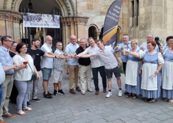 Közös koccintás a Vajdahunyad várban