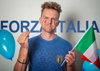 Rasszista kijelentés miatt távolítottak el egy olasz újságírót a stúdióból