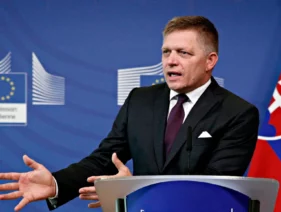 Kizárta a neki nem tetsző újságírókat a kormányülések helyszínéről Robert Fico szlovák miniszterelnök