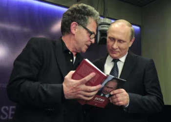 A Netzwerk Recherche újságíró-szövetség kizárta soraiból Putyin német életrajzíróját, Hubert Seipelt