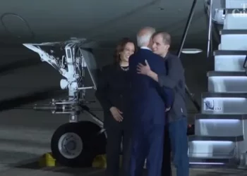 Hazatért az orosz fogságból szabadult három amerikai, köztük két újságíró