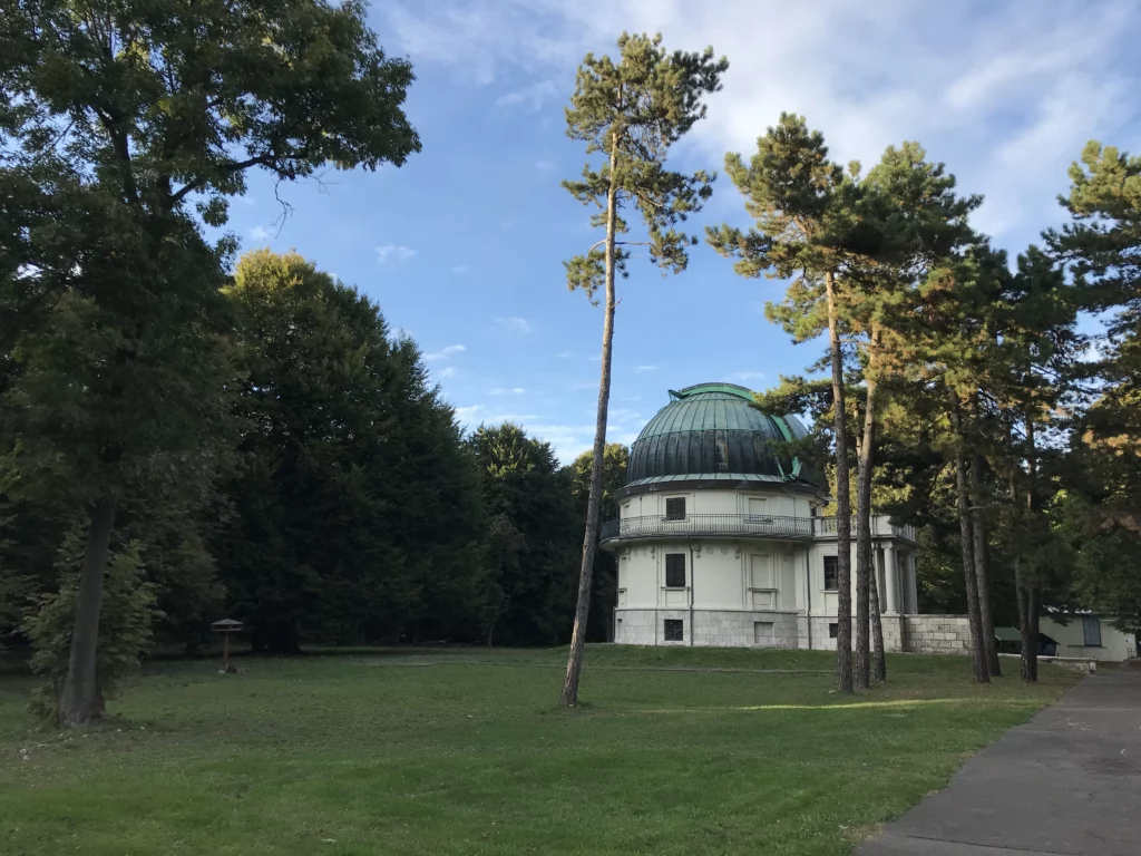 The telescope complex prepared for visitors is located in the classic building of the Budapest Dome