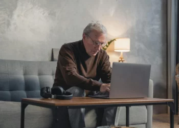 „Olvastam a neten” – az 50 év feletti generációk médiafogyasztási szokásainak jellemzői Magyarországon