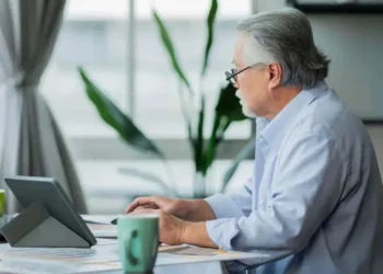 „Sosem késő!” – az idősebb korosztály tudatos tájékozódása a digitális világban