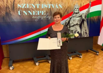 Sulyok Tamás kitüntette Garamvölgyi Annamáriát