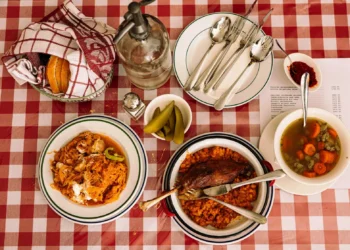 Kipróbáltuk az újranyitott legendás „Kádár étkezdét”!