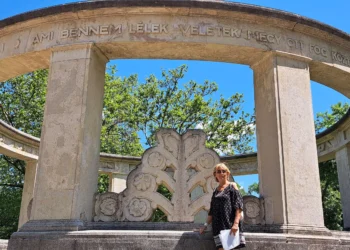 Irodalmi séta a Fiumei úti sírkertben