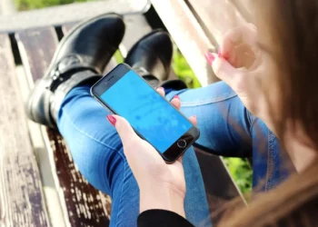 Minél korábban kap okostelefont a gyerek, annál nagyobb a rizikó