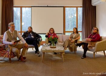 Egy hajóban eveznek 